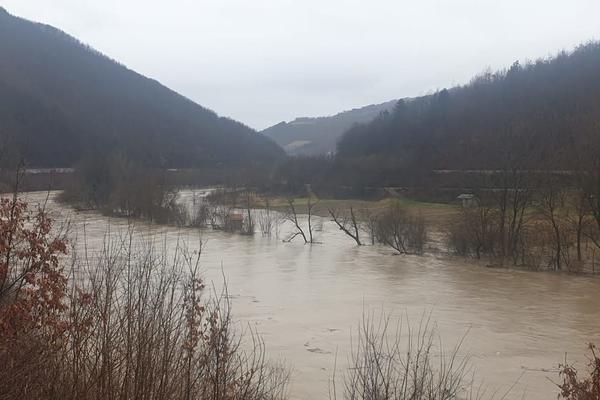 IZLILA SE REKA LIM U PRIJEPOLJU! Visok vodostaj donelo smeće, poplavljeno na desetine hektara obradivog zemljišta!