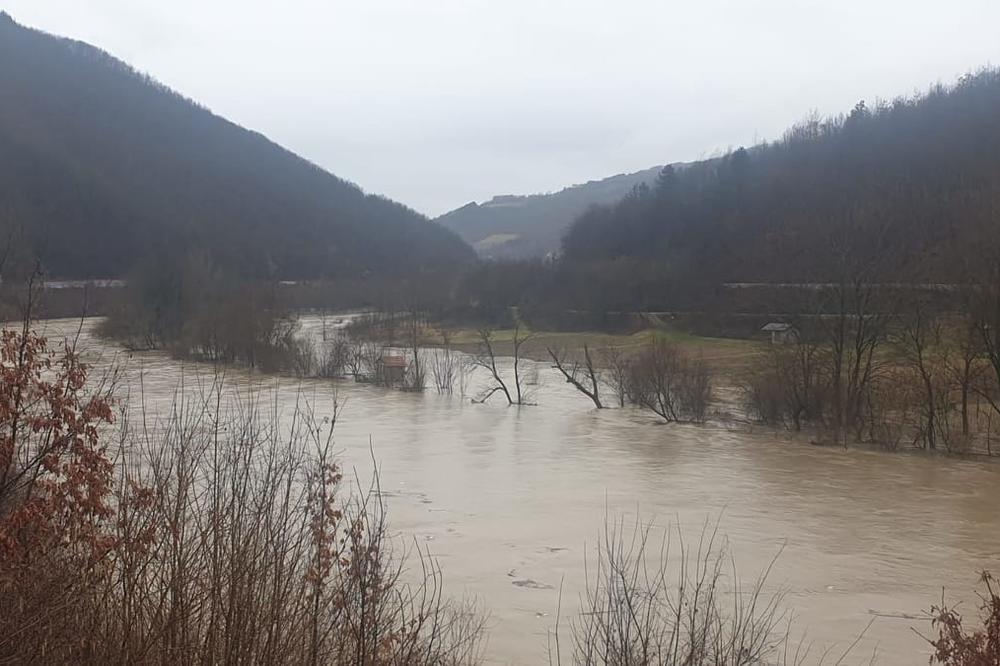 IZLILA SE REKA LIM U PRIJEPOLJU! Visok vodostaj donelo smeće, poplavljeno na desetine hektara obradivog zemljišta!