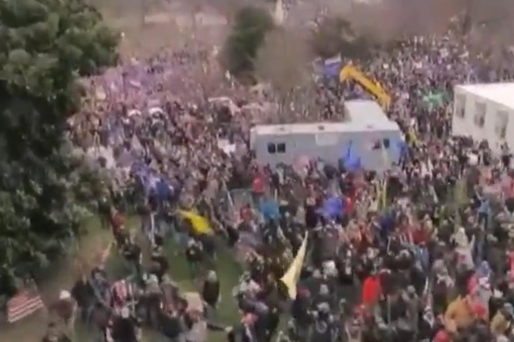 NOVI BRUTALNI SNIMCI POBUNE U VAŠINGTONU: Okupljeni postavili vešala i uzvikivali, obesite Majkla Pensa! (VIDEO)