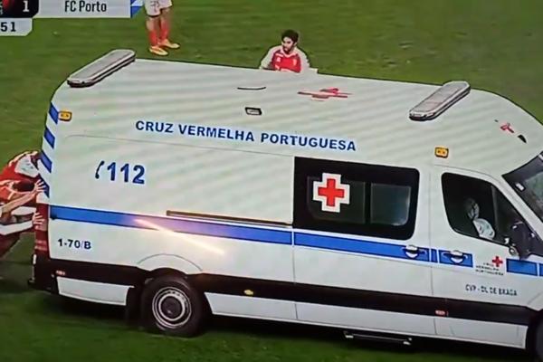 BIZARNA SCENA NA POLUFINALU KUPA PORTUGALIJE: Igrači Brage i Porta morali da guraju vozilo Hitne pomoći sa terena!