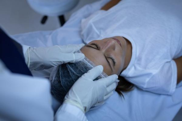 POZNATI DOKTOR OTKRIO TAJNU! Postoji CAKA kako da otkrijete da li je neko išao kod plastičnog hirurga! (VIDEO)