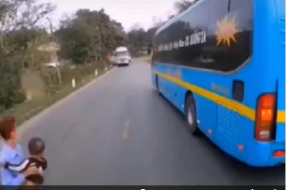 JEZIVO! Dete istrčalo na ulicu između dva autobusa! (VIDEO)