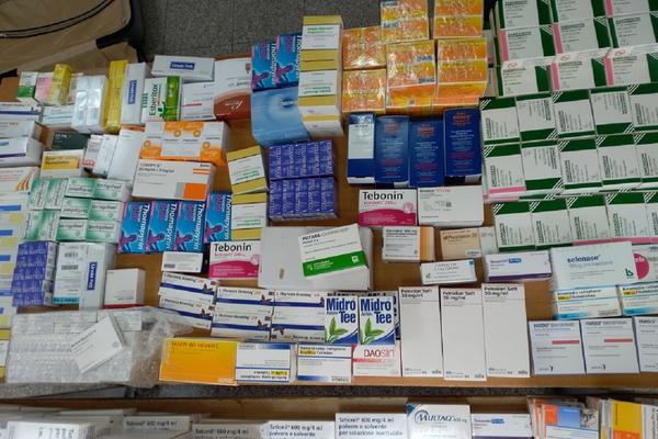 U AUTOBUSU NA GRADINI OTKRIVENA CELA APOTEKA! Švercer na BOLESNIMA hteo da zaradi 13.000 € (FOTO)