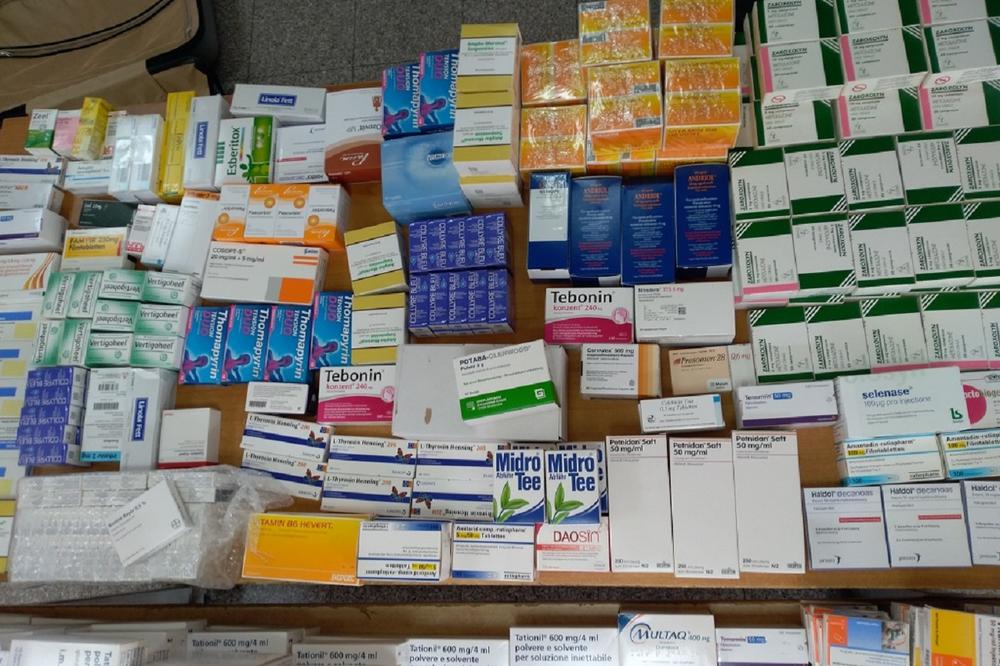 U AUTOBUSU NA GRADINI OTKRIVENA CELA APOTEKA! Švercer na BOLESNIMA hteo da zaradi 13.000 € (FOTO)