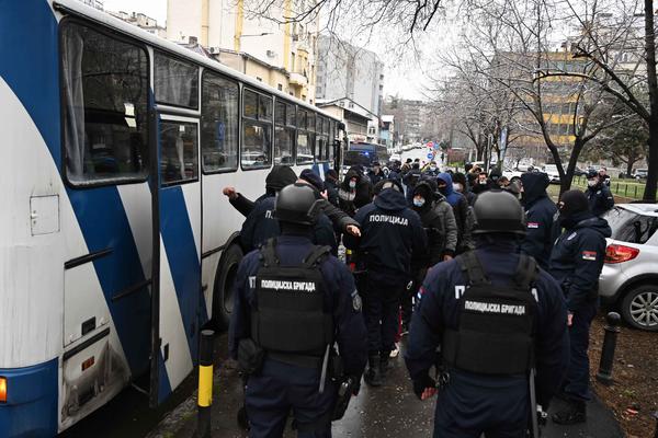 INTERNETOM KRUŽI SNIMAK SPECIJALACA I MIGRANATA KOD EKONOMSKOG! MUP izdao saopštenje, zna se šta se desilo (FOTO)