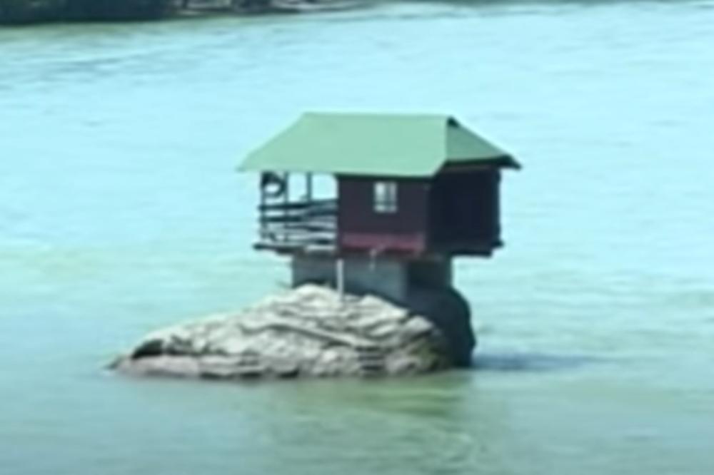 IZDRŽAĆE, TOLIKO TOGA JE IZDRŽALA: Kućica na steni se bori sa Drinom, u nemilosti mutne vode