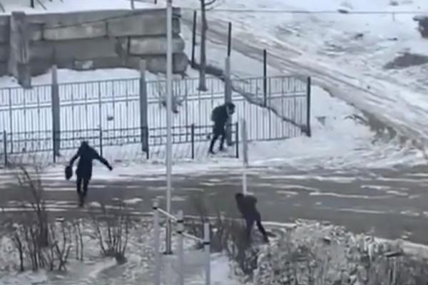 URAGAN U RUSIJI KOSI SVE PRED SOBOM: Olujni vetar nosio po ulicama ne samo konstrukcije, nego i ljude! (VIDEO)
