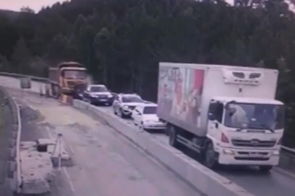 STRAVIČAN SUDAR! Kamionu otkazale kočnice, ZGNJEČIO JE tri automobila ispred, ima mrtvih i povređenih (VIDEO)