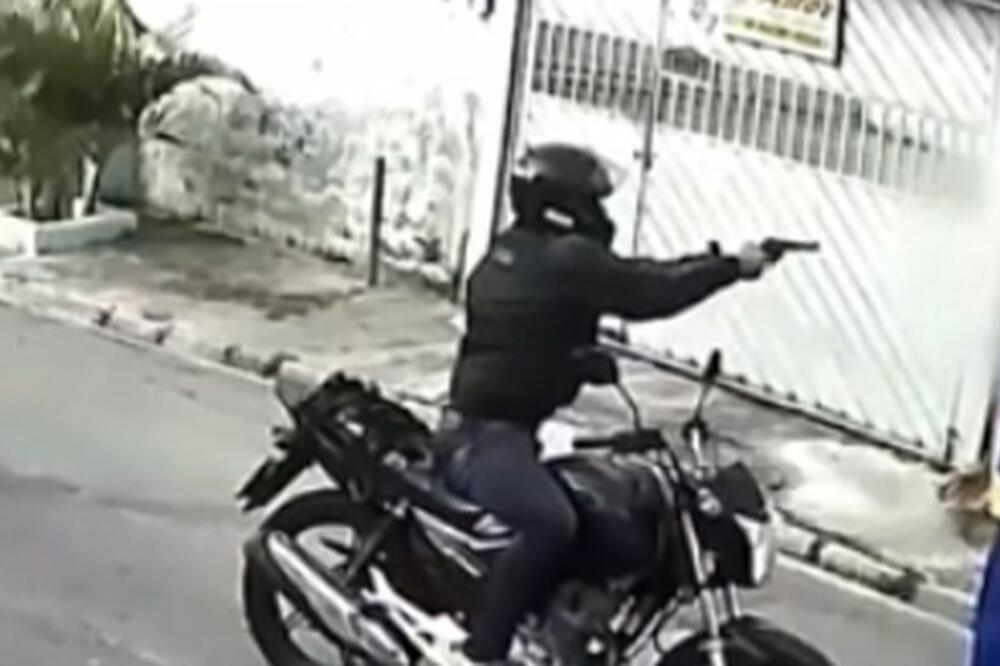 NEVEROVATNA SCENA SA ULICA BRAZILA: Ljubav prema klubu mu spasila život!