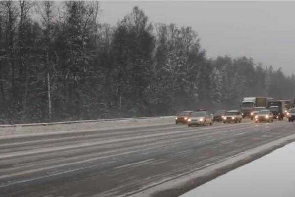 AMSS UPOZORAVA: Saobraćaj se odvija uz zimske uslove vožnje