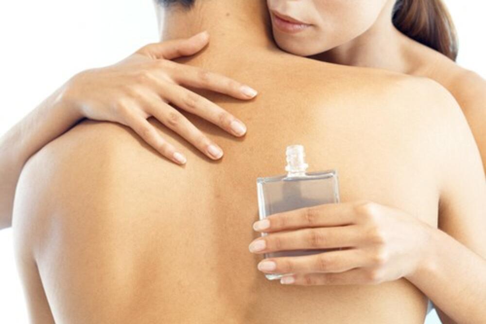 3 ŽENSKA PARFEMA KOJI OBARAJU MUŠKARCE NA ZEMLJU: Čim ih osete, postaju VAŠI