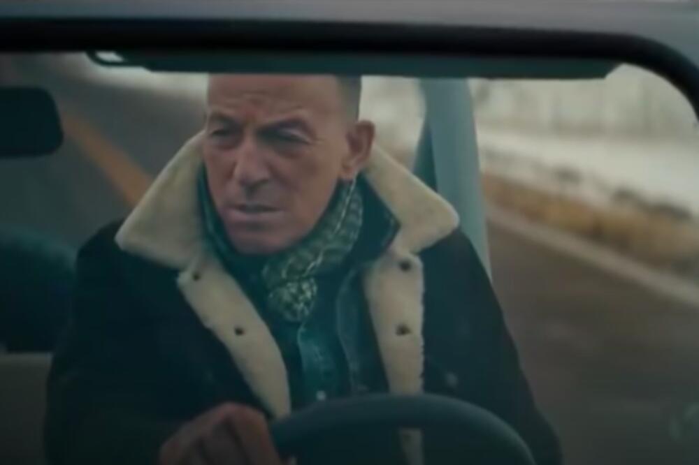 POZNATOG PEVAČA UHVATILI KAKO CIRKA U PARKU: Moraće da plati kaznu zbog TEKILE