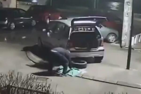 LJUDI MOJI, DOKLE SMO MI DOGURALI?! Čovek u Srbiji mrtav ladan čupa TROTOAR, i pakuje ga u KOMBI! (VIDEO)