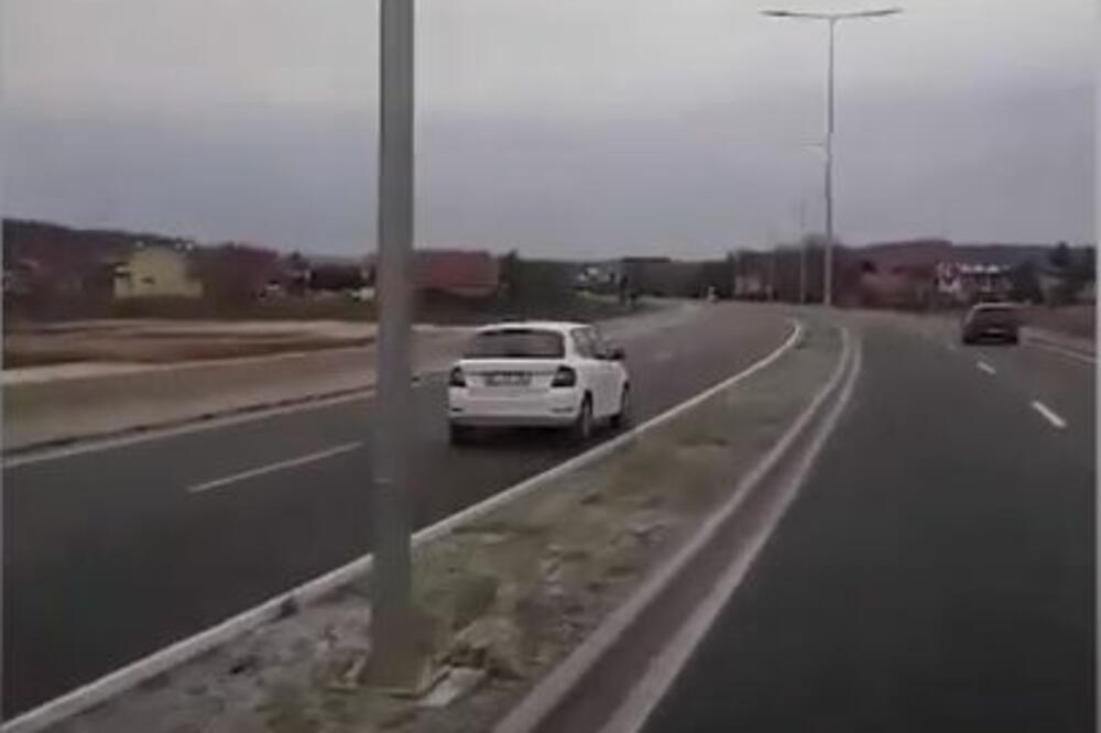 BAHATI VOZAČI I DALJE HARAJU NAŠIM AUTO-PUTEVIMA: Lik vozio u kontra smeru do kružnog toka u Batočini (VIDEO)