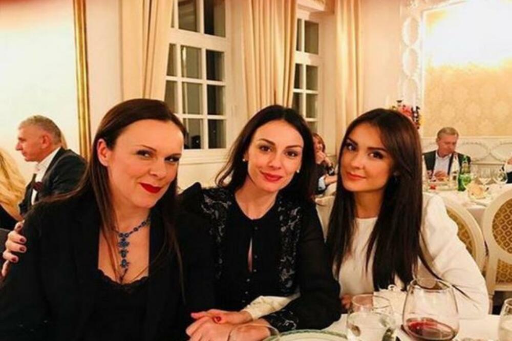 NE ZNA SE KOJA JE LEPŠA! PRESLIKANE NA MAMU:Sestre Mićalović podelile snimak sa ženom koja ih je rodila,NE ZNATE JE