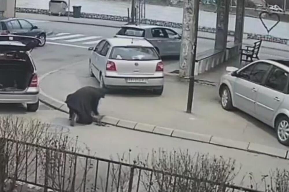 EPILOG KRAĐE KOJA JE IZAZVALA BURU: Prijepoljac ukrao ivičnjak pa ga kasnije vratio, kamera SVE zabeležila!