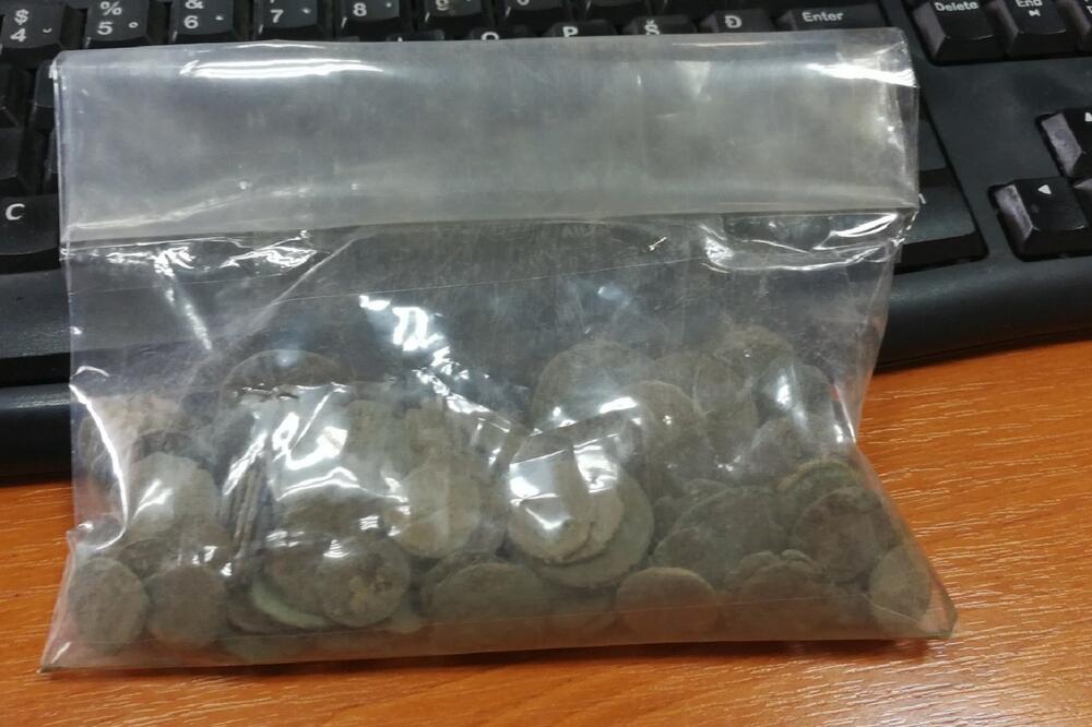 BLAGO U POŠILJCI ZA AMERIKU: Carinici odmah zvali Narodni muzej u Nišu, utvrđuje se autentičnost! (FOTO)