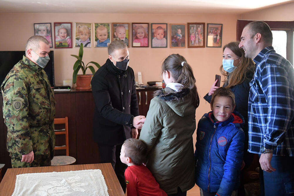 Ministar Stefanović posetio osmočlanu porodicu starijeg vodnika prve klase Andrića