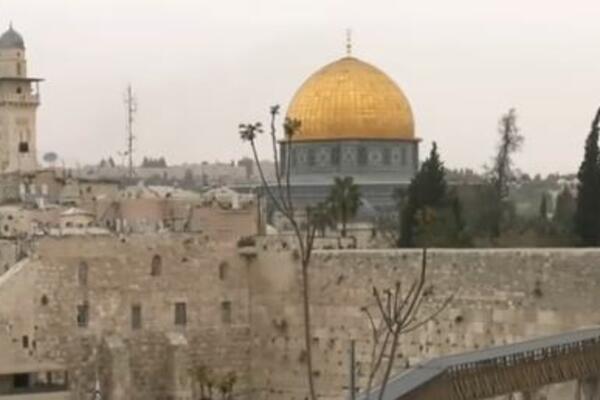 HILJADE MUSLIMANA SE OKUPILO NA MOLITVI U JERUSALIMU: Mere ih nisu sprečile