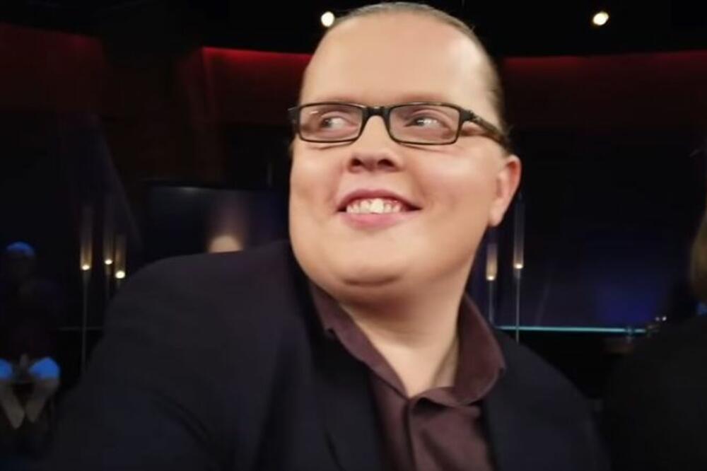 PEVAČ IZVEO SINA NA BINU, KAŽNJEN SA 3000 EVRA: Prekršio je zakon, mora da plati