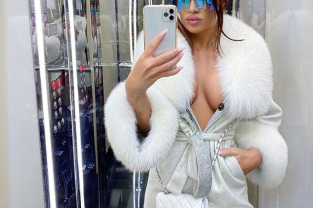 NAKON ŠTO JE FOTKALA POLITIČARA, STANIJA PONOVO SVE DIGLA NA NOGE: Izazovni kadrovi obeležili dan! (FOTO)