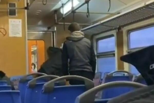 NAŠA DECA U VOZU ZA BATAJNICU PIJU SREDSTVO ZA DEZINFEKCIJU?! Novi šok snimak kruži Srbjom, pogledajte! (VIDEO)