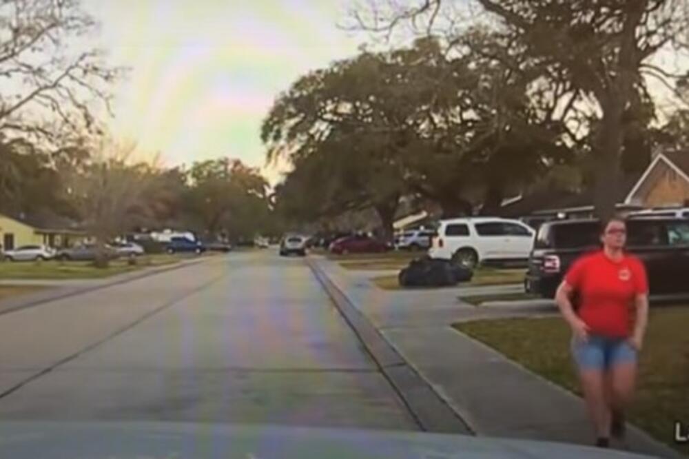 MAJKA UHVATILA MUŠKARCA KAKO ULAZI U ĆERKINU SOBU: Pogledajte kako ga je upropastila od batina (VIDEO)