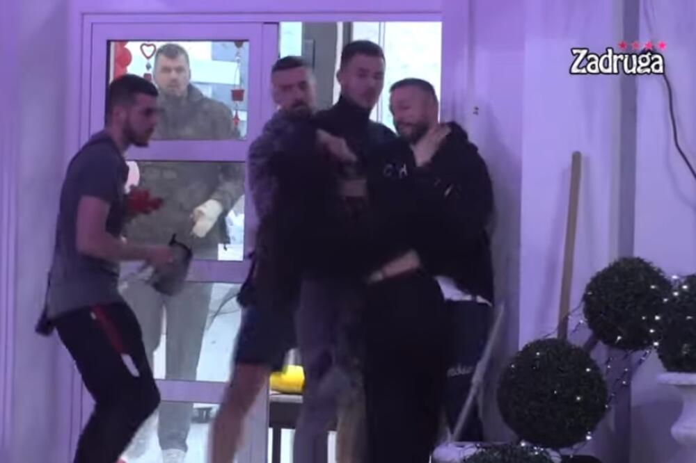 KRVNIČKO UDARANJE, DAVLJENJE, PSOVKE, NEMILOSRDNA TUČA! Tara ZVERSKI NASRNULA NA ŠA, jezive scene! (VIDEO)