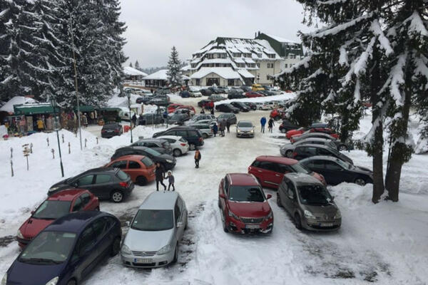 USRED PANDEMIJE SRBI KAO LUDI NAVALILI NA ZIMOVANJE: Još jedna planina puna gostiju, hiljade ljudi nagrnulo (FOTO)
