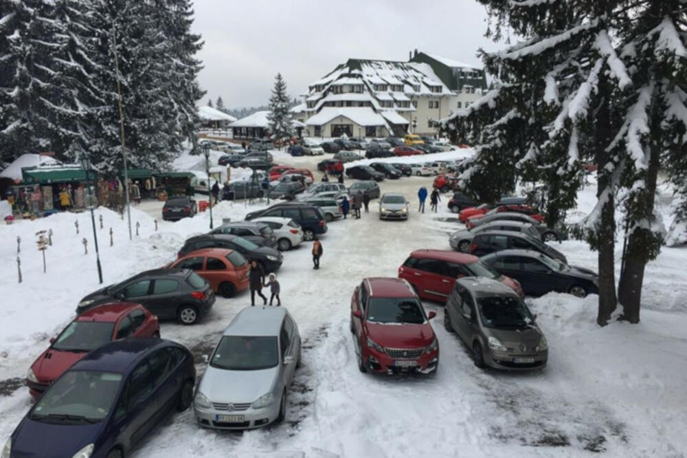 USRED PANDEMIJE SRBI KAO LUDI NAVALILI NA ZIMOVANJE: Još jedna planina puna gostiju, hiljade ljudi nagrnulo (FOTO)