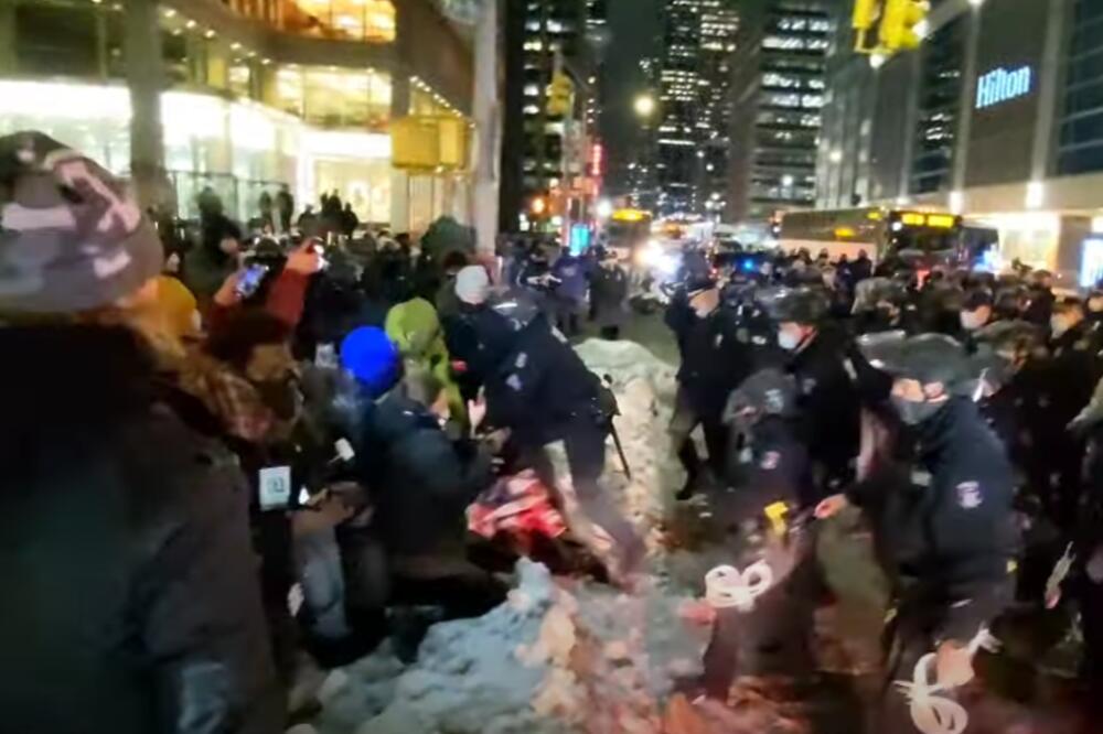NEREDI U NJUJORKU: Tokom prostesta izbili sukobi između demonstranata i policije, ima povređenih, 11 uhapšenih