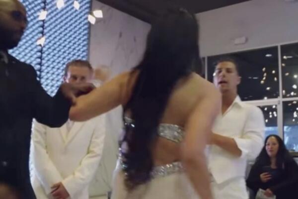 NIKADA JE NEĆEŠ OŽENITI: Pomahnitala majka uletela na venčanje, napravila haos i napala budućeg ZETA (VIDEO)