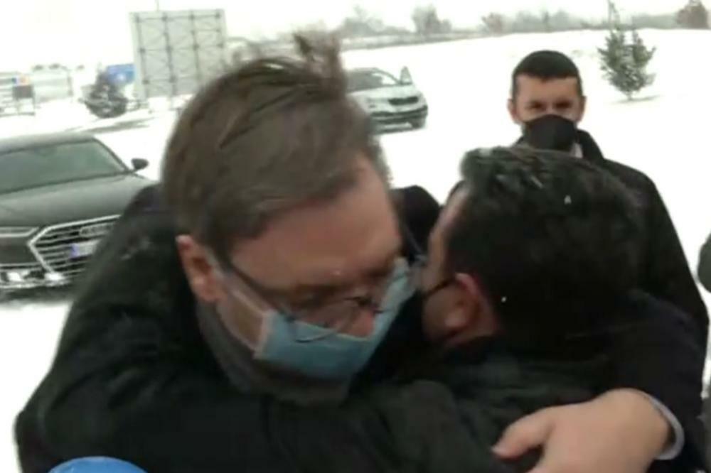 VUČIĆ I ZAEV PODELILI BRATSKI ZAGRLJAJ! Predsednik uručio vakcine uz reči - TO JE ZA NAŠU BRAĆU (VIDEO)