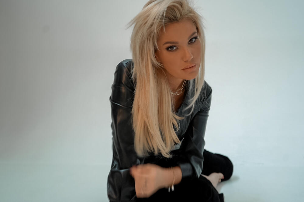 SENZUALNOST I GRACIOZNOST PRETOČENI U MUZIKU: Premijera nove pesme Lene Kovačević