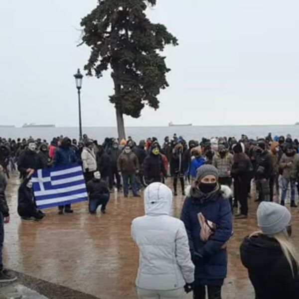MASOVNI SKUPOVI PROTIV NOŠENJA MASKI U ATINI I SOLUNU: Pojedinci bacali kamenje na policiju (VIDEO)