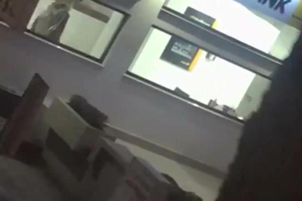 DEMOLIRANJE BANKE U ARANĐELOVCU: Mladić upao u zatvorenu banku, razbio izlog čekićem (VIDEO)