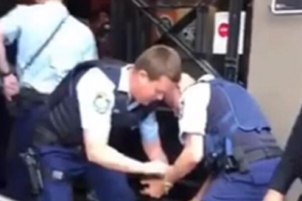 POLICAJAC POGODIO KOLEGU ELEKTROŠOKEROM U MEĐUNOŽJE: Jaukao je čovek od bolova, a sve se odigralo SLUČAJNO (VIDEO)