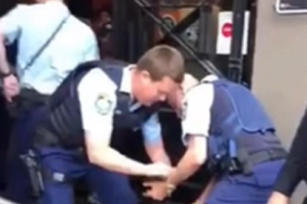 POLICAJAC POGODIO KOLEGU ELEKTROŠOKEROM U MEĐUNOŽJE: Jaukao je čovek od bolova, a sve se odigralo SLUČAJNO (VIDEO)