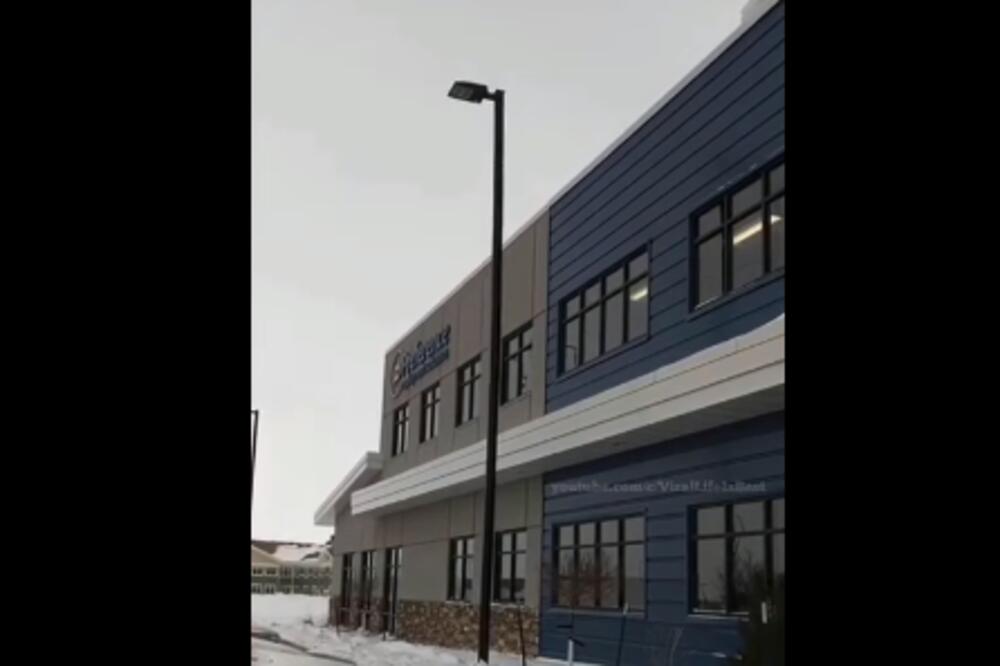 TOLIKO JE HLADNO DA I BANDERA DRHTI! Istina je, pogledajte svojim očima (VIDEO)