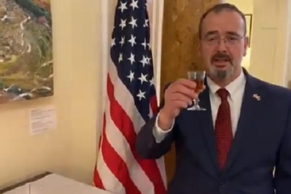 U SVOJE IME I IME GRAĐANA SAD ČESTITAM VAM DAN DRŽAVNOSTI: Američki ambasador izneo TORTU i NAZDRAVIO! (VIDEO)