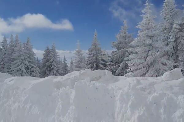 BLOKIRAN DRŽAVNI PUT PREKO BRDO-ODVRAĆENICA! Sneg na Goliji dostigao visinu od pola metra, jak vetar ne prestaje!