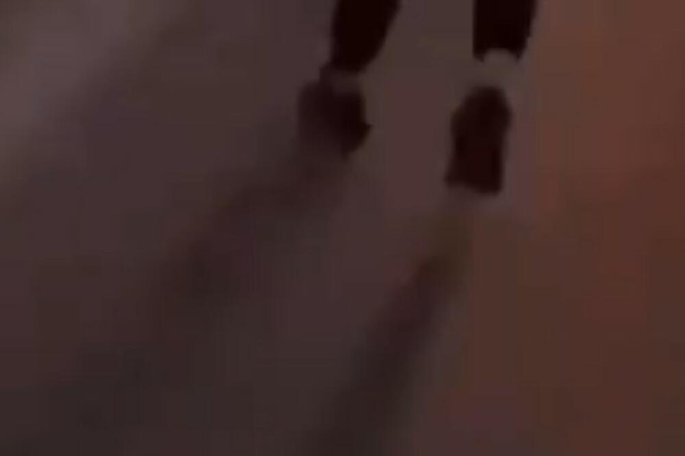 SKANDAL U FRANCUSKOJ: Policajci za dlaku izbegli smrt kada ih je napalo 30 ljudi (UZNEMIRUJUĆI VIDEO)