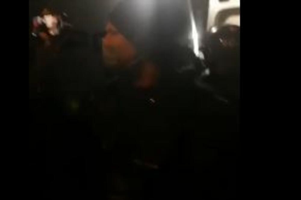 DEMONSTRANTI ISPRED SLOVENAČKOG PARLAMENTA! Oko 200 ljudi raspravlja o vladi Janeza Janše!