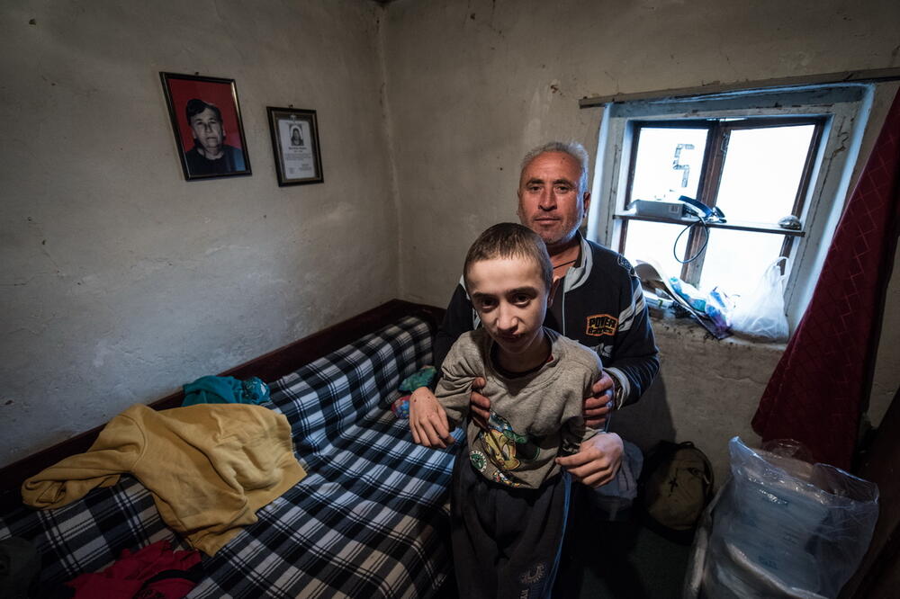 ŽIVE U SRBIJI, A ODSEČENI SU OD NJE: Bolesni Darko s braćom tuguje za majkom, otac živi samo zbog njih! (FOTO)