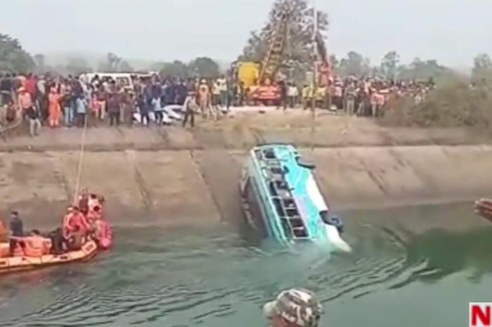 HOROR U INDIJI: Autobus sleteo sa mosta, poginulo 40 ljudi! (VIDEO)