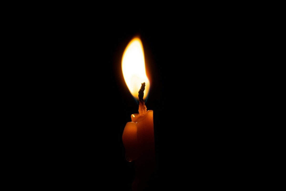 Свеча на черном фоне. Горящая свеча на черном. Фото свечи на черном фоне. Свеча на чёрном фоне скорбим. Видео горящей свечи на черном фоне