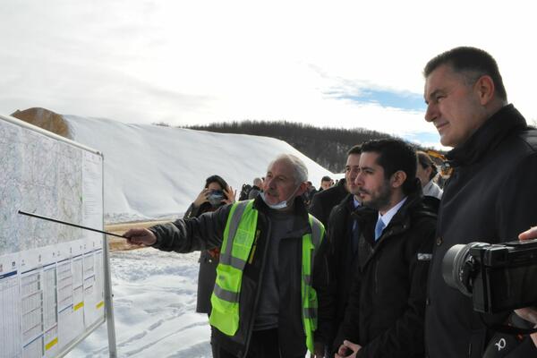 RADOVI U PUNOM JEKU NA JOŠ JEDNOJ SAOBRAĆAJNOJ DEONICI! Nema gašenja mašina na putu Novi Pazar – Tutin (FOTO)