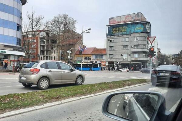 ČOVEČE, KO TI DADE DOZVOLU? Još jedan bahati vozač u kontrasmeru Bulevarom oslobođenja u Novom Sadu! (FOTO)