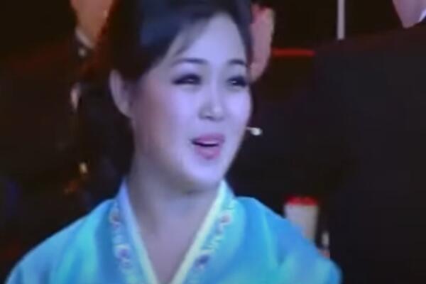 SUPRUGA KIM DŽONG UNA PRVI PUT U JAVNOSTI POSLE GODINU DANA: Svi su gledali u par zbog 1 stvari!