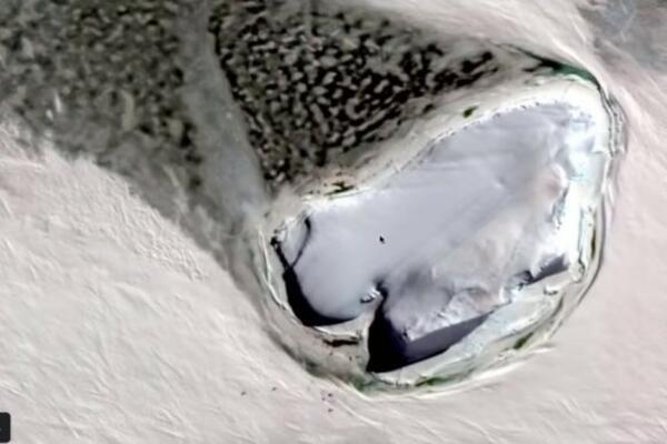 KORISNIK GUGL MAPA OTKRIO OGROMNI LEDENI BROD: Nećete moći da verujete čemu je NAMENJEN! (VIDEO)